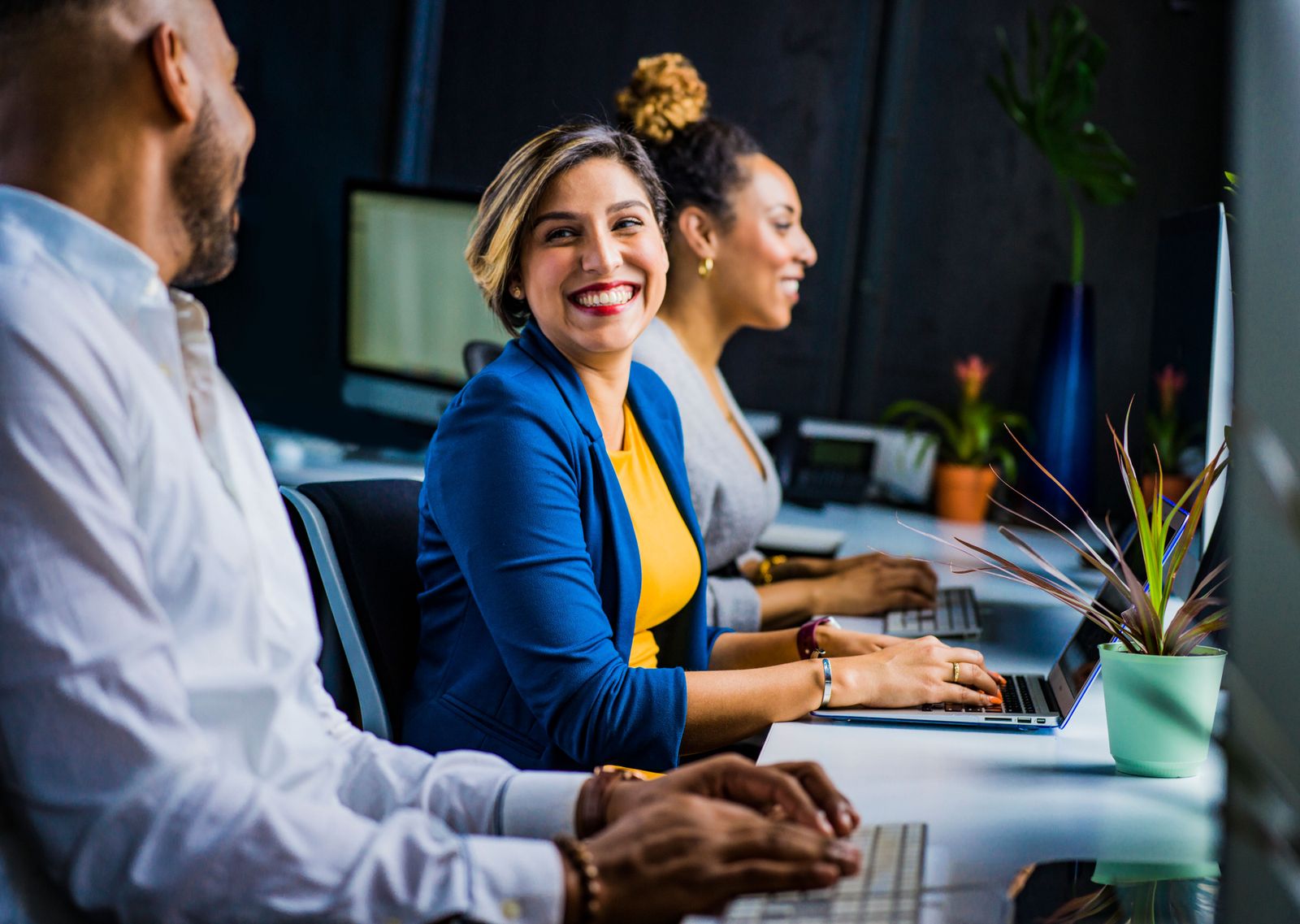Atendente sorridente pronta para responder seu contato